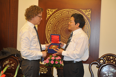 Ông Nguyễn Duy Bắc tặng quà lưu niệm cho Đại sứ Vương quốc Thụy Điển tại Việt Nam. Ảnh: Thanh Hiền.