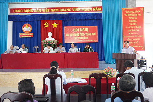 Ông Nguyễn Tấn Tuân cùng các đại biểu HĐND tỉnh và đại biểu HĐND TP. Nha Trang tiếp xúc cử tri phường Vĩnh Hòa.
