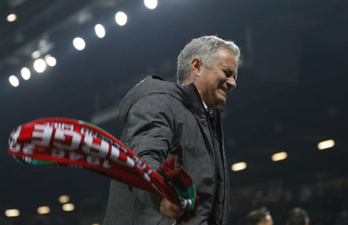 Niềm vui của Mourinho sau khi Man Utd vào chung kết. Ảnh: Reuters.
