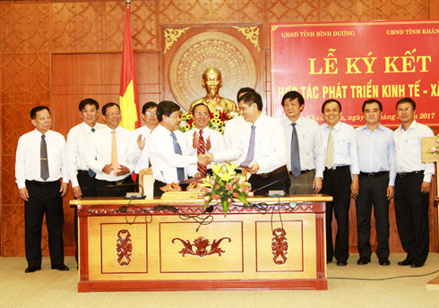 Chủ tịch UBND tỉnh Bình Dương và Chủ tịch UBND tỉnh Khánh Hòa ký kết thỏa thuận hợp tác phát triển