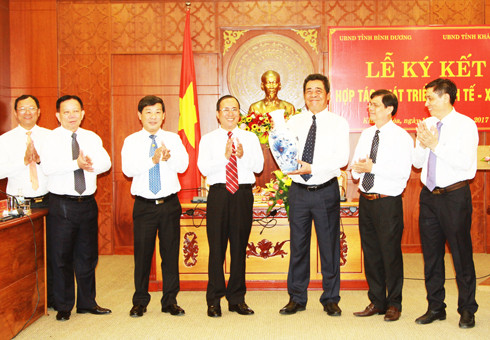 Lãnh đạo tỉnh Bình Dương tặng quà lưu niệm cho tỉnh Khánh Hòa