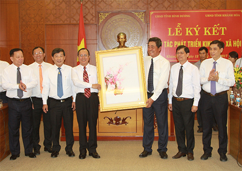 Lãnh đạo tỉnh Khánh Hòa tặng quà lưu niệm cho tỉnh Bình Dương