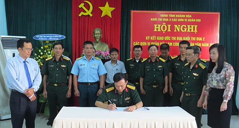 Đại diện các đơn vị quân đội ký kết giao ước thi đua