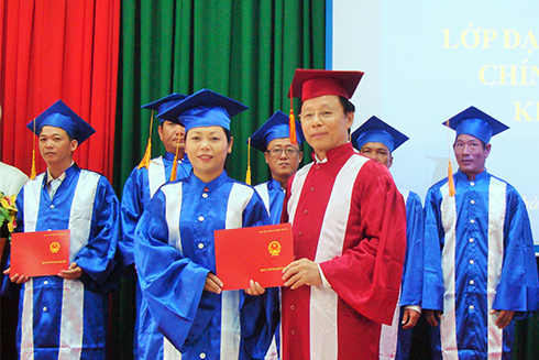 PGS. TS Trương Ngọc Nam - Giám đốc Học viện Báo chí và Tuyên truyền trao bằng tốt nghiệp cho các học viên. 