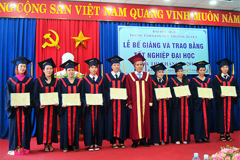 PGS.TS Phùng Mẫn – Phó Giám đốc Trung tâm Giáo dục Thường xuyên (Đại học Huế) trao bằng tốt nghiệp cho các sinh viên. 
