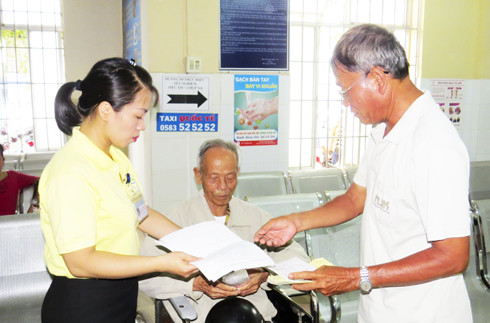 Nhân viên Phòng Công tác xã hội, Bệnh viện Đa khoa tỉnh hướng dẫn cho bệnh nhân