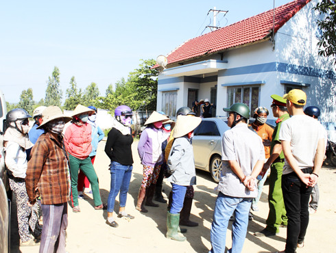 Người dân thôn Ninh Ích kéo lên bãi rác Hòn Rọ để phản ứng vấn đề môi trường