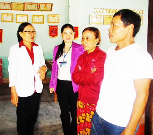 Phụ nữ tư vấn hòa giải ở xã Vạn Thắng (huyện Vạn Ninh)
