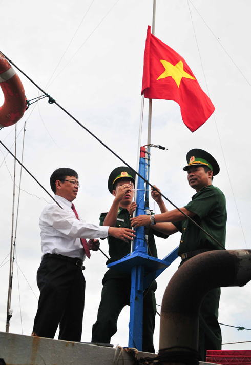 Các đại biểu treo cờ Tổ quốc trên tàu ngư dân.