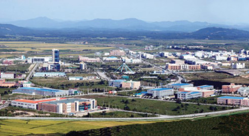 Khu công nghiệp chung Kaesong, biểu tượng hợp tác giữa Triều Tiên và Hàn Quốc vẫn đang bị đóng cửa. Ảnh: NK News.