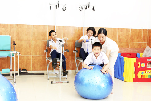 Một buổi tập vật lý trị liệu của trẻ em khuyết tật tại Trung tâm Bảo trợ xã hội và Công tác xã hội thị xã Ninh Hòa. 