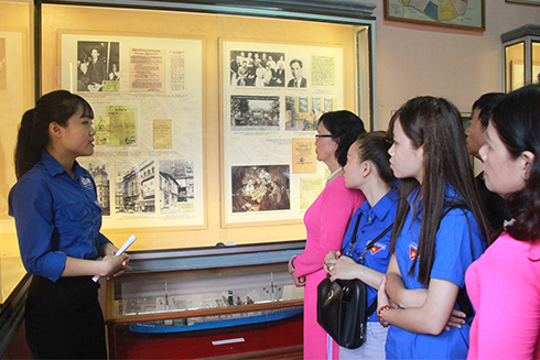 Hướng dẫn viên Bảo tàng Khánh Hòa đang giới thiệu triển lãm với các đại biểu