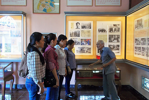 Đoàn Hội Liên hiệp Phụ nữ TP. Nha Trang thăm khu tưởng niệm Bác Hồ