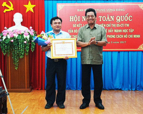 Đồng chí Lê Thanh Quang trao bằng khen cho  đại diện Công ty TNHH Nhà nước một thành viên Yến sào Khánh Hòa