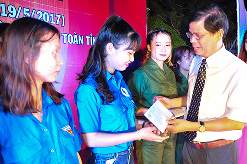 Ông Nguyễn Tấn Tuân trao học bổng cho các học sinh nghèo vượt khó