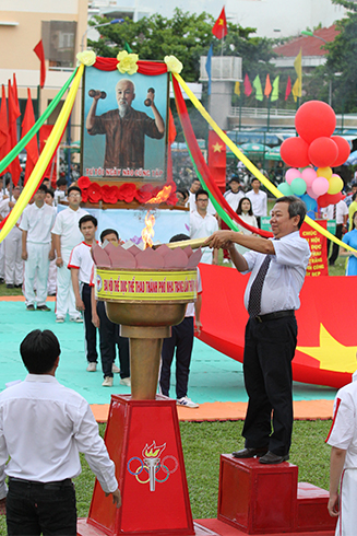 Lãnh đạo TP. Nha Trang thắp sáng ngọn lửa thể thao phong trào thành phố.