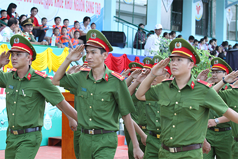 Đoàn vận động viên lực lượng vũ trang thành phố biểu dương sức mạnh trong các hoạt động thể thao phong trào, rèn luyện sức khỏe
