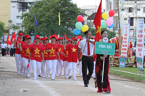 Đoàn vận động viên phường Vĩnh Hải diễu hành tại buổi lễ.