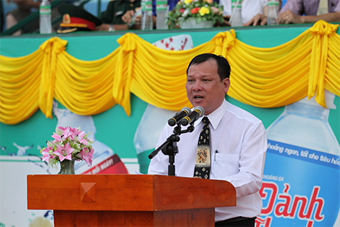 Ông Bảo Thọ - Giám đốc Trung tâm Văn hóa, Thể thao Nha Trang - Ban tổ chức đại hội đọc diễn văn khai mạc đại hội TDTT thành phố lần thứ 8I.