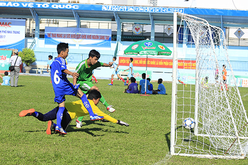 Pha  ghi bàn tuyệt vời của  cầu thủ đội THCS Lương Đình Của vào lưới đội THCS  Lam Sơn.