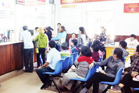 Bộ phận tiếp nhận hồ sơ thường trú tại Công an TP. Nha Trang luôn có đông người dân đến liên hệ