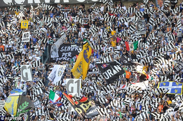 Hàng vạn CĐV Juventus ăn mừng chức vô địch trên khán đài Juventus Arena.
