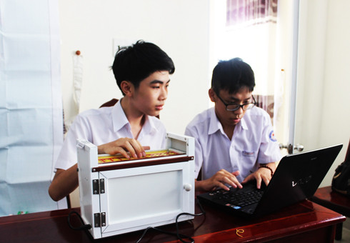 Em Phan Minh Hoàng và Nguyễn Khánh Toàn cùng sáng chế ra máy hiển thị chữ nổi cho người mù.