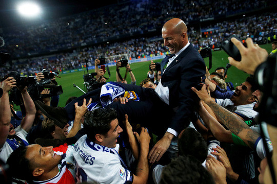 Zidane được học trò tung hô sau khi Real Madrid vô địch La Liga mùa nàyẢnh: REUTERS