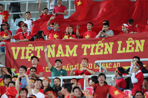 Sự tiếp sức từ khán đài giúp các cầu thủ Việt Nam chơi một trận xuất sắc. Ảnh: Đức Đồng.