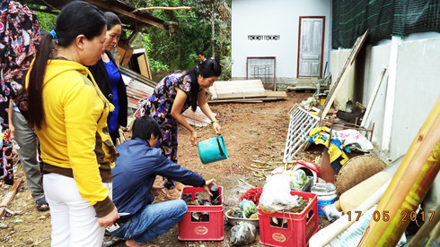 Đội Y tế dự phòng (Trung tâm Y tế huyện  Khánh Sơn)  hướng dẫn người dân diệt lăng quăng