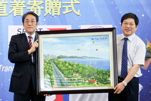Ông Nguyễn Duy Bắc tặng quà lưu niệm cho Đại sứ Nhật Bản.
