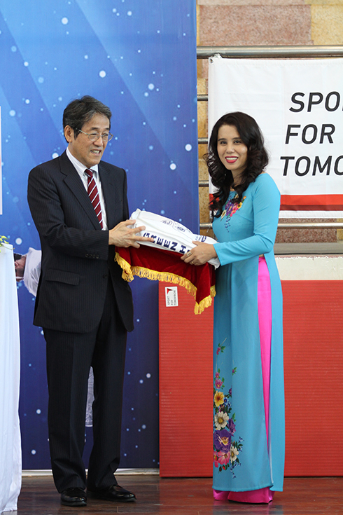 Đại sứ Nhật Bản trao tặng đồng phục cho đại diện Trung tâm Judo Thanh thiếu niên Khánh Hòa.