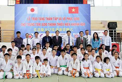  Lãnh đạo tỉnh, đại sứ Nhật Bản chụp hình lưu niệm với các võ sinh Trung tâm Judo Thanh thiếu niên Khánh Hòa.