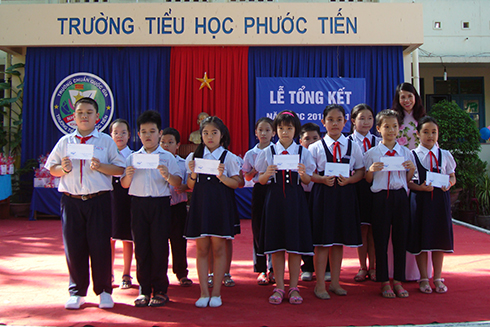 Cô Nguyễn Thị Quỳnh Hoa - Hiệu trưởng nhà trường trao phần thưởng cho các tập thể lớp. 
