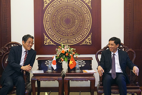 Ông Lê Đức Vinh (bên phải) tiếp Đại sứ Kunio Umeda.