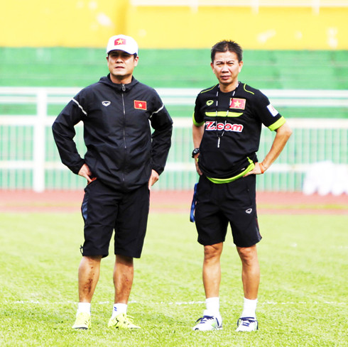 Hai huấn luyện viên Hoàng Anh Tuấn (bên phải) và Nguyễn Hữu Thắng