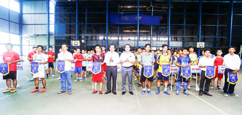 Lãnh đạo TP. Nha Trang trao cờ lưu niệm cho các đội tham dự giải