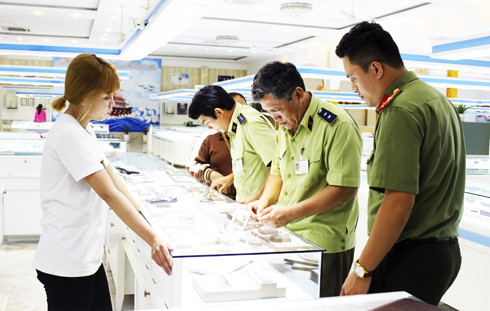 Lực lượng chức năng kiểm tra một cơ sở kinh doanh phục vụ khách du lịch  trên đường Phạm Văn Đồng (TP. Nha Trang)