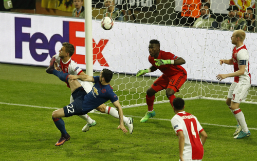 Mkhitaryan móc bóng ghi bàn vào lưới Ajax. Ảnh: Reuters.