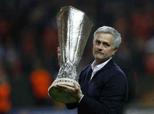 Mourinho trở thành HLV duy nhất giành hai danh hiệu lớn ngay trong mùa đầu tiên dẫn dắt Man Utd. Ảnh: Reuters.
