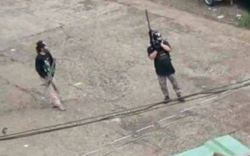 Phiến quân IS xuất hiện trên đường phố Marawi. Ảnh: Jamie Lucman.