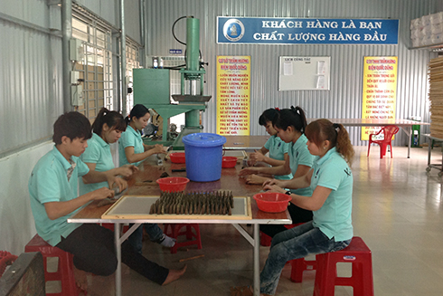 Công nhân Công ty TNHH Trầm hương Biện Quốc Dũng đang sản xuất hương trầm.
