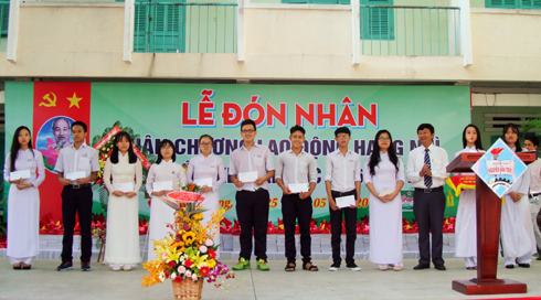 Ông Lê Đình Thuần - Phó Giám đốc Sở Giáo dục và Đào tạo trao phần thưởng cho các học sinh giỏi cấp tỉnh. 