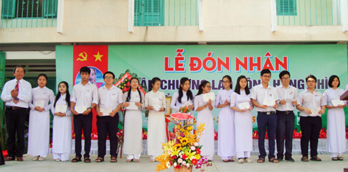 Thầy Trần Duy Nhụ - Hiệu trưởng nhà trường trao thưởng cho các học sinh giỏi. 