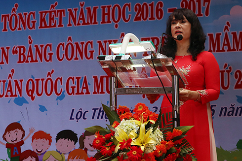 Cô Bùi Thị Thu Hà - Hiệu trưởng nhà trường phát biểu tổng kết năm học