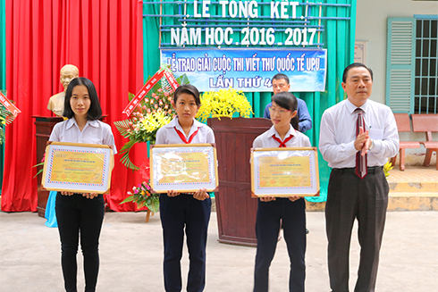 Ông Phạm Duy Lộc - Giám đốc Sở Thông tin và Truyền thông Khánh Hòa trao giải cho 3 học sinh đạt giải