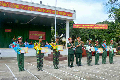 Lãnh đạo Bộ Chỉ huy Quân sự tỉnh trao giấy khen cho các chiến sĩ xuất sắc