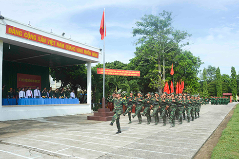 Duyệt đội ngũ tại lễ tuyên thệ