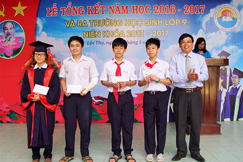 Ông Nguyễn Sỹ Khánh – Phó Chủ tịch UBND TP. Nha Trang trao phần thưởng của nhà trường cho các học sinh đạt giải cấp quốc gia. 