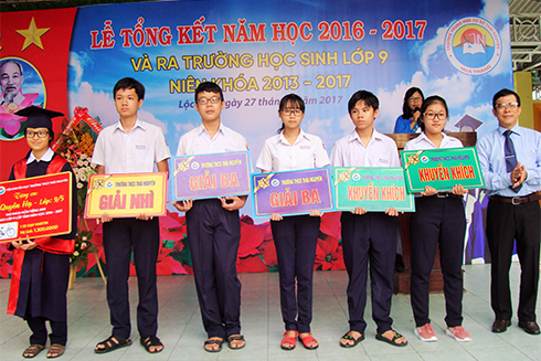 Ông Trần Nguyên Lập – Trưởng Phòng Giáo dục và Đào tạo TP. Nha Trang trao thưởng cho các học sinh đạt giải cao cấp tỉnh. 